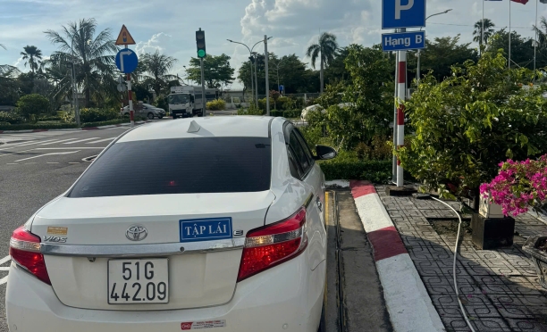 Mức phạt lỗi ô tô đè vạch liền màu vàng – Cập nhật 2026 